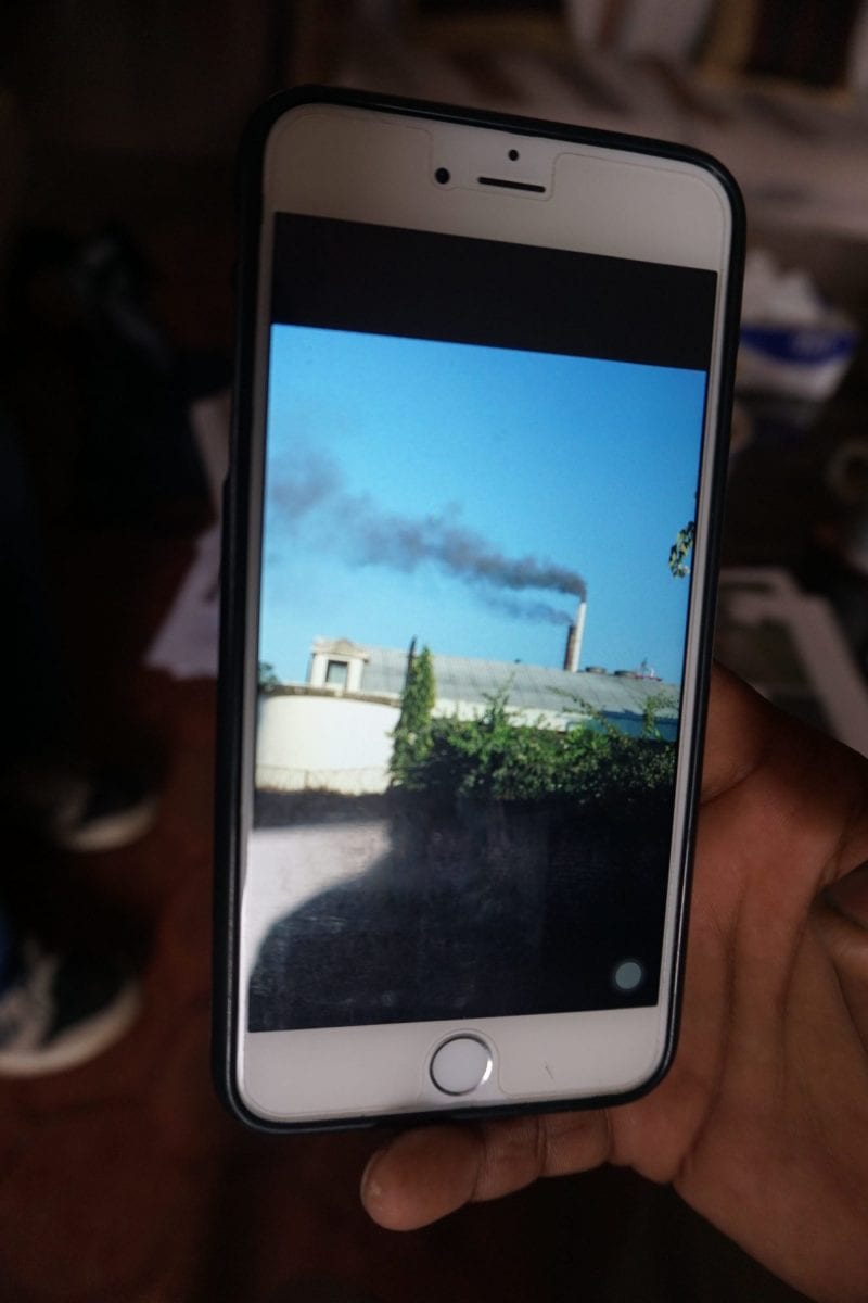 Sort røg fra Gorkha-bryggeriets skorsten. Mobilfoto taget af naboer til bryggeriet i august 2017. Ifølge eksperter er den sorte røg et tegn på partikelforurening.