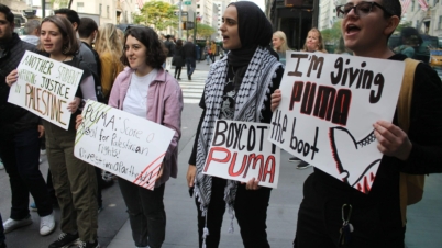 Demonstranterne foran PUMAs butik på Manhattan er imod den tyske sportstøjgigant på grund af sponsorering af det israelske fodboldforbund. Foto: Joe Catron/Flickr