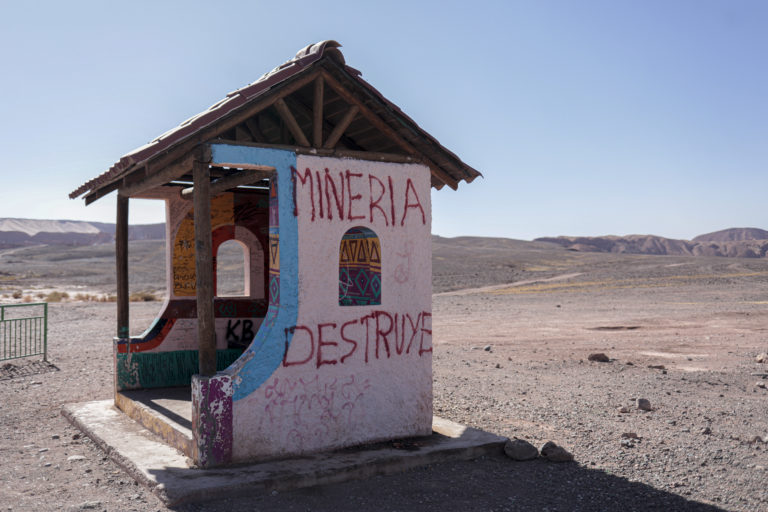 “Nej til minedrift” skrevet på et busstoppested uden for San Pedro de Atacama.