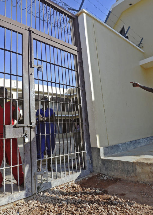 En fængselsvagt taler med fanger i det danskfinansierede fængsel i Garowe, Somalia. Foto: Mohamed Abdiwwahab / AFP