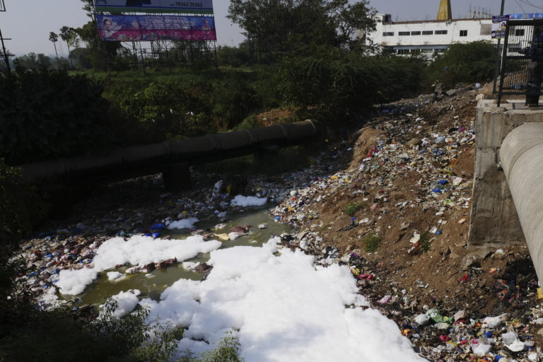 Skrald fra husholdninger og fabrikker blander sig med spildevand læsset med medicinrester i Hyderabad, hvis søer og vandløb i et nyt studie viser sig at være blandt verdens mest forurenede. Foto: Changing Markets