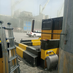 På billederne ses hvordan cementstøvet hænger i luften på havnen i Monrovia. Kilde: Anonym. Redaktionen er bekendt med kildens identitet.