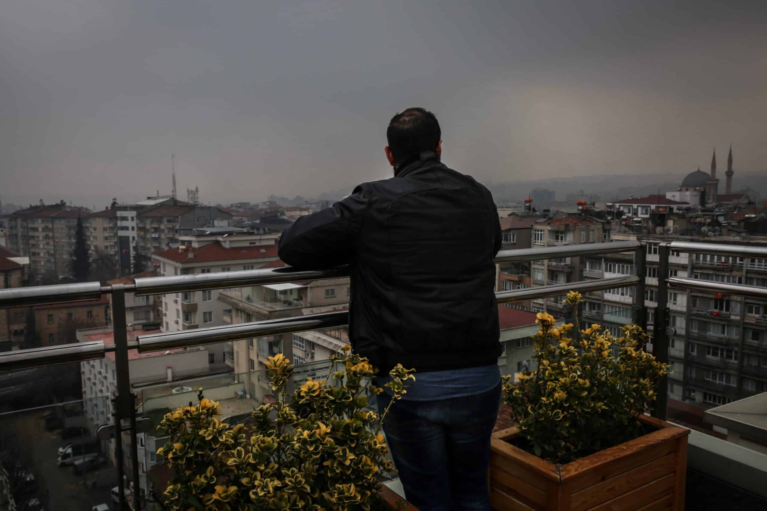 Ahmad (28) forlod Aleppo for et halvt år siden, da volden kom stadig nærmere og tvang ham afsted. "Det var meget vanskeligt, min mor var så ked af det. Min fars eneste ord var 'Pas på dig selv'". Ahmad tilbragte en måned i en grænseby på syrisk side, før han fandt en smugler som han stolede på. "Jeg kunne se muren blive bygget, så jeg blev nød til at tage turen over grænsen så hurtigt som muligt, men med mindst mulig risiko, som jeg gik med til at betale ekstra for". På turen over grænsen skiftede de bil og chauffør flere gange. "Jeg var så bange, og havde det så varmt, jeg får stadig kvælningsfornemmelser af at tænke på det" siger han. Ahmad er ikke hans egentlige navn.