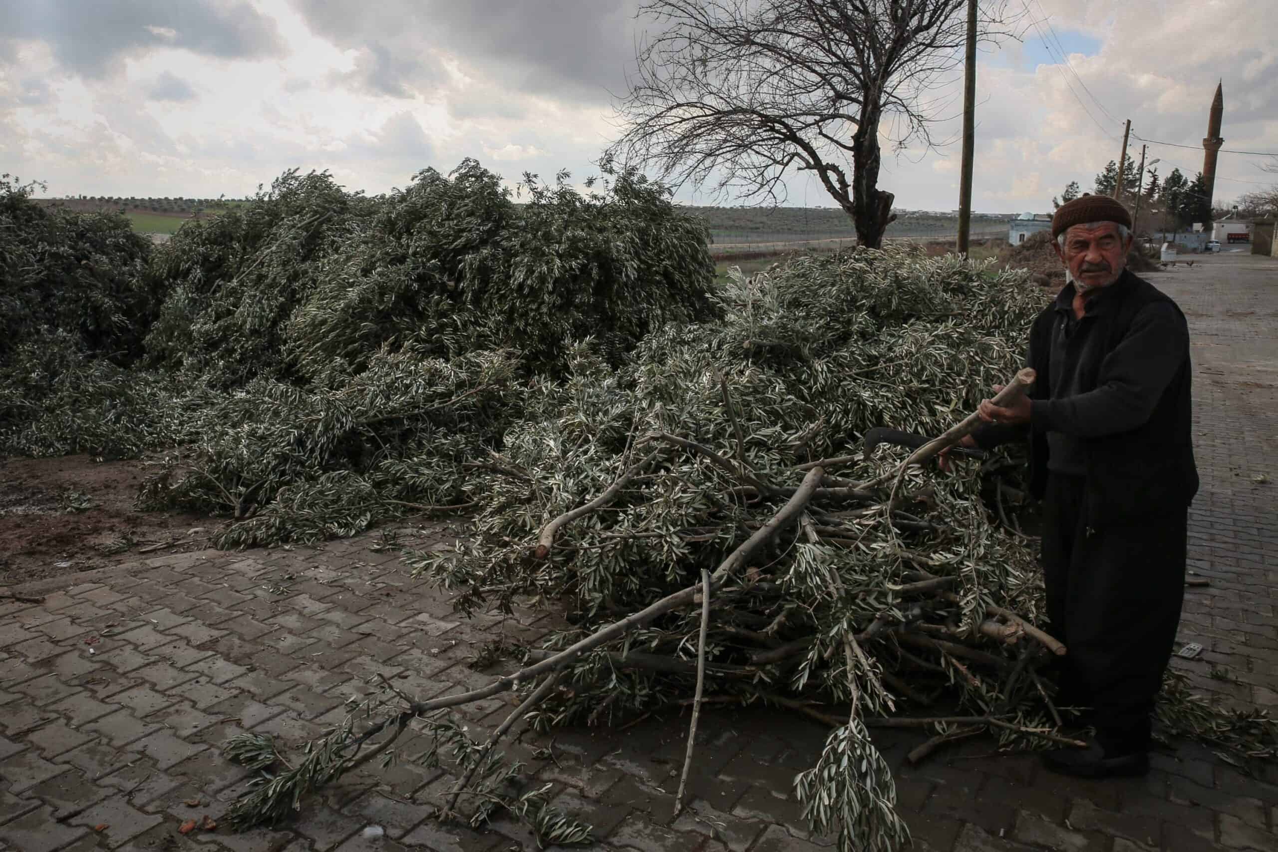 Osman Kulte (74) og hans familie har boet i Akinci, en tyrkisk landsby ved den syriske grænse, i årtier. På en enkelt dag kunne landsbybeboerne observere et tusinde flygtninge fra krigen i Syrien komme ind i Tyrkiet gennem landsbyen. Det var før muren blev bygget. "Der var mange der krydsere grænsen her, ind til muren blev færdig for omkring syv måneder siden. Så stoppede det", siger Kulte, som mener at muren endelig har givet landsbyboerne sikkerhed, ved at forhindre ISIS og PKK fra at komme over grænsen.