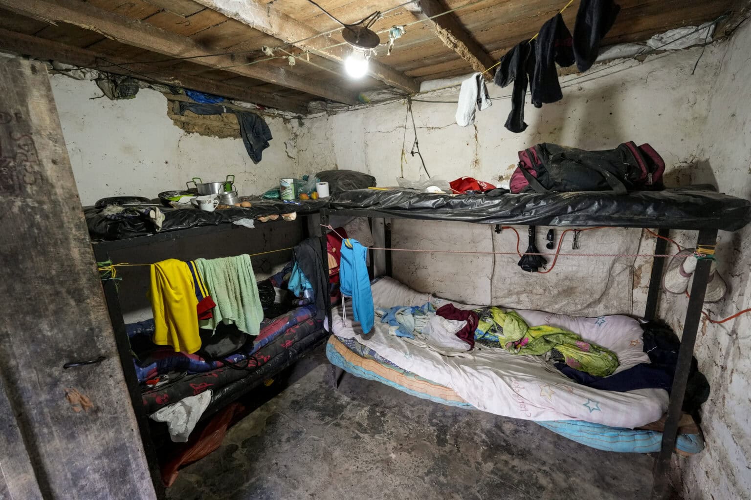 Palermo, huíla, colômbia 27 01 2025 dormitório e cozinha para trabalhadores na propriedade do cafeicultor lucas quintero vargas, 62 anos, na vereda los pinos na finca la siberia em palermo, huíla. essa produção é vendida para a cooperativa coodefih