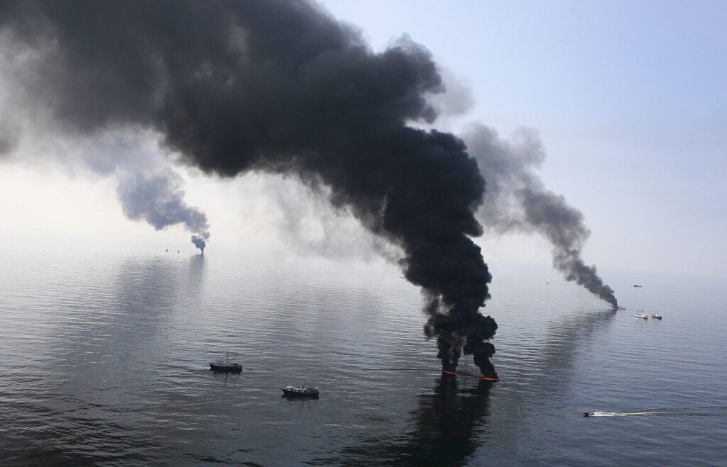 RB PLUS BP betaler USA kæmpeerstatning for udslip BP risikerer bøde på op til 87 mia. kr. for olieudslip avis Smoke billows from a controlled burn of spilled oil off the Louisiana coast in the Gulf of Mexico coast line